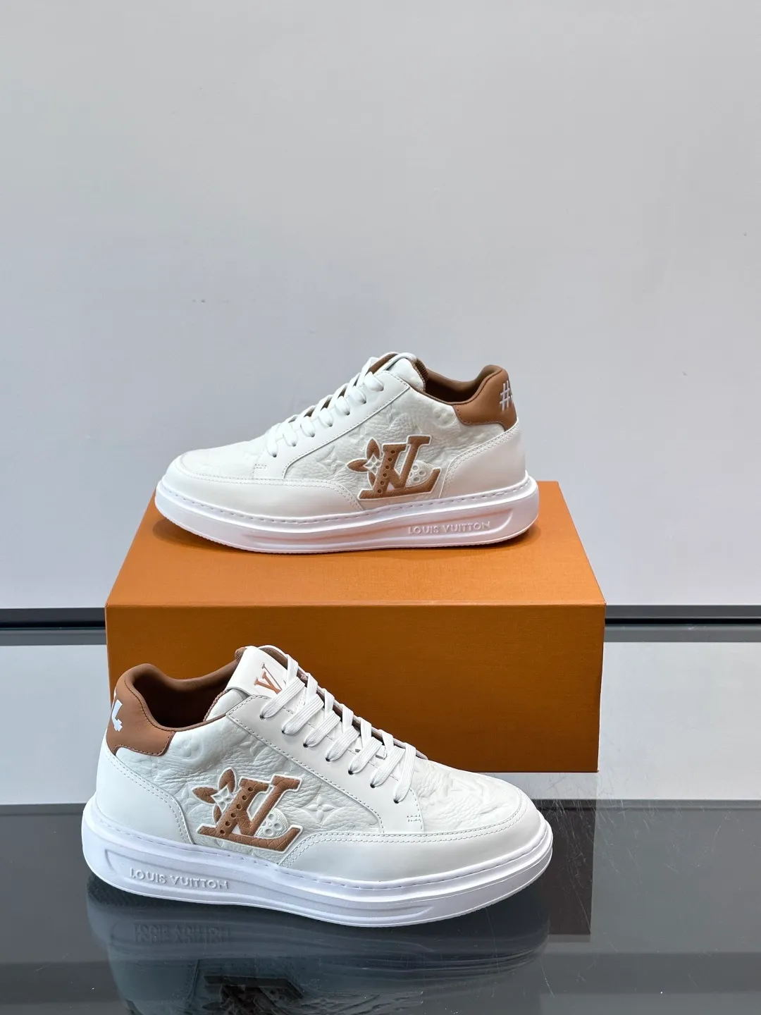 Men's shoes 💰p400 "＊OUIS ＊UITTO＊" Men's sports shoes, grained cow leather are low-key and recognizable. The rubber sole is thick and lightweight, the padded insole + technical lining make it super comfortable to wear! The main color with brown details is versatile and fashionable, and can be worn for daily leisure or business ~ LV embossing on the side of the shoe + brand logo on the sole, perfect details! size: 38-44 (45 customized)